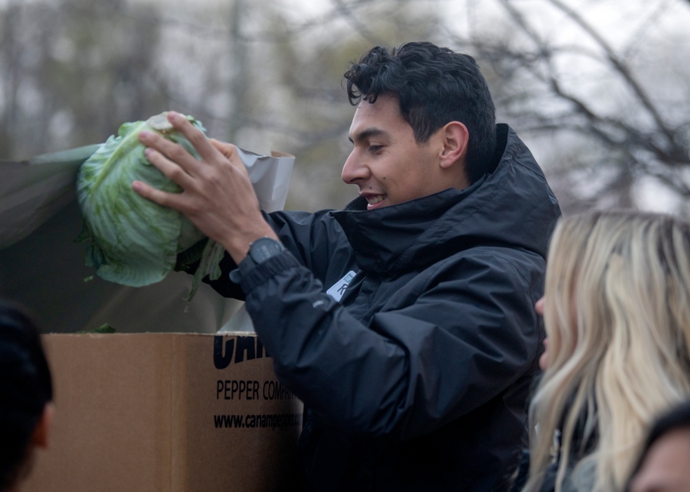 Air Force recruiters give back to community