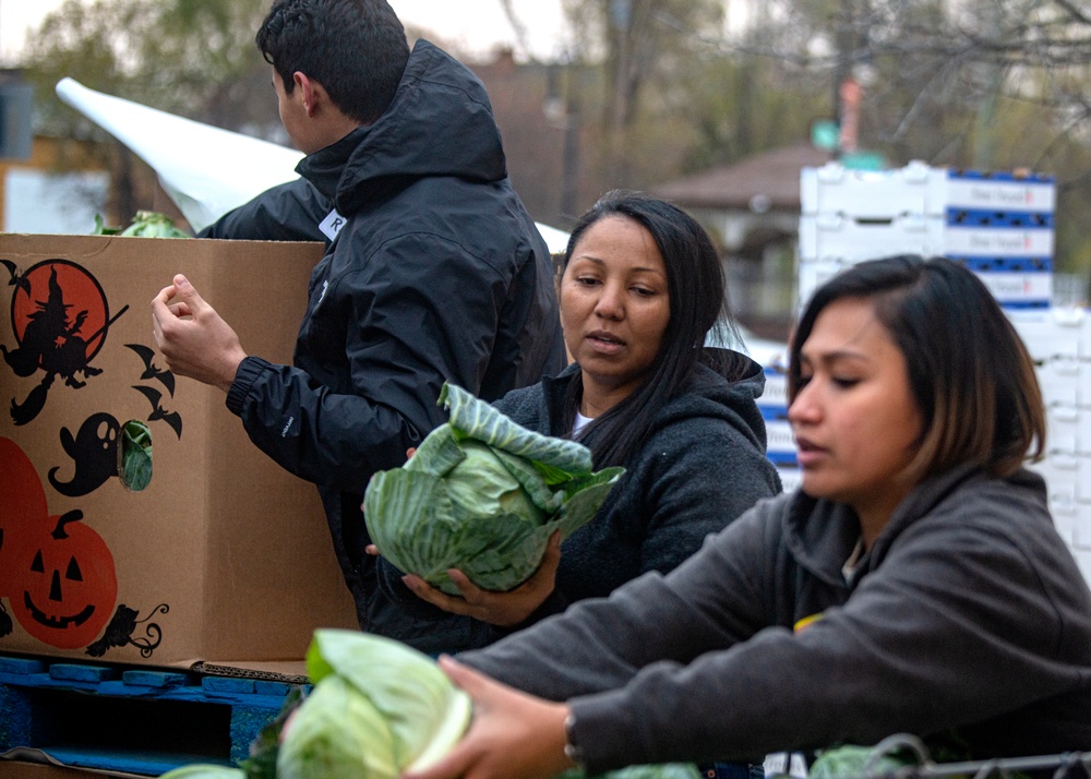 Air Force recruiters give back to community