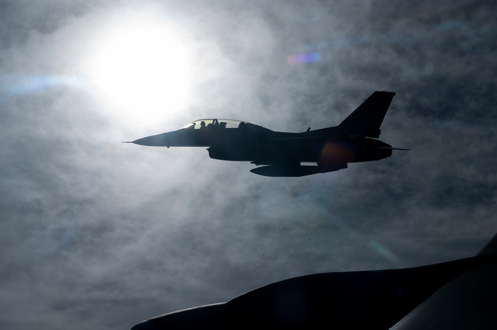 Holloman Airmen and spouses embark on tanker incentive flight