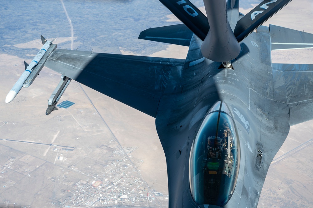Holloman Airmen and spouses embark on tanker incentive flight