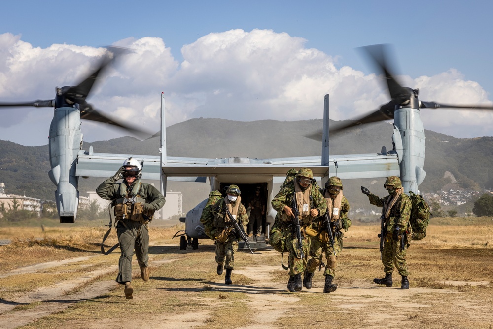 KEEN SWORD 23 | VMM-265 CONDUCTS ON AND OFF DRILLS FOR THE JAPAN GROUND SELF-DEFENSE FORCE