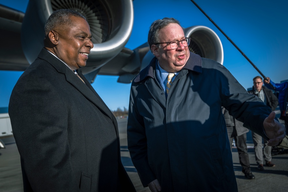 SECDEF Arrival in Halifax