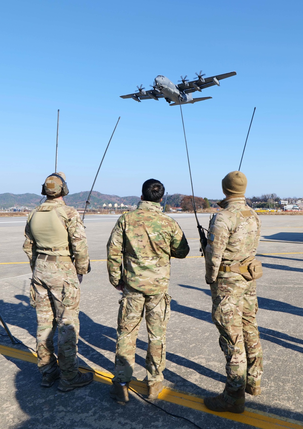 U.S. and RoK Air Force combat controllers train to turn roadway to emergency landing strip