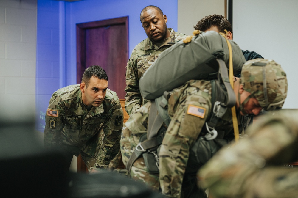 DVIDS - Images - JumpMaster Personnel Inspection Class [Image 5 of 14]