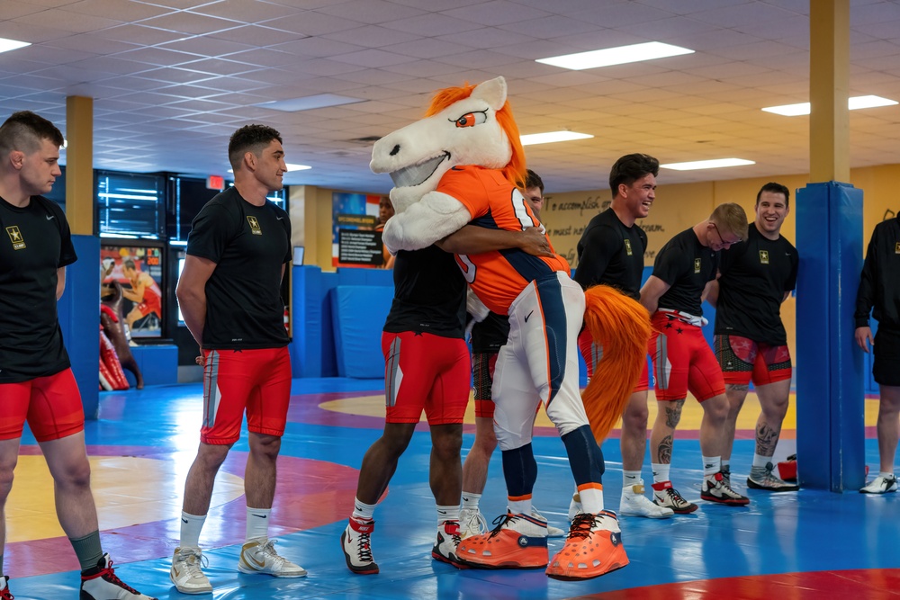 DVIDS - Images - Denver Broncos visit Army WCAP [Image 5 of 5]