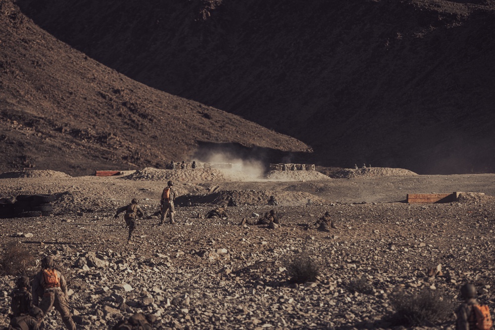 Gunsmoke in the trenches:2/1 Marines conduct platoon attacks at range 410A