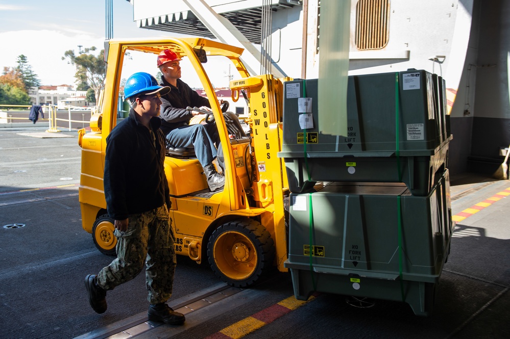 USS Carl Vinson (CVN70) Conducts Routine Operations