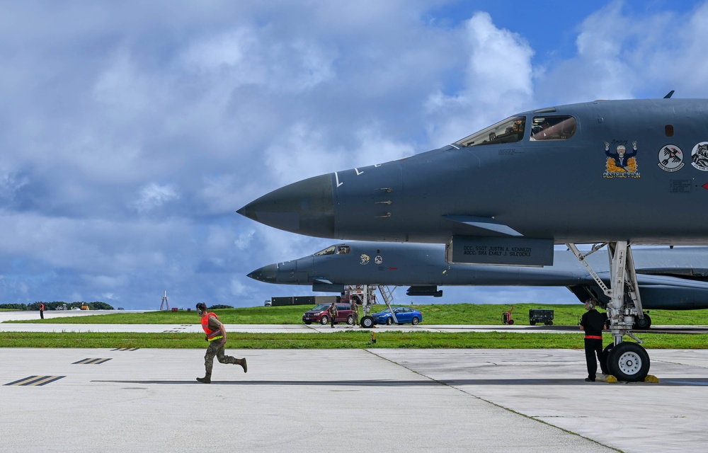 B-1B Lancer conducts hot pit refuel in Misawa