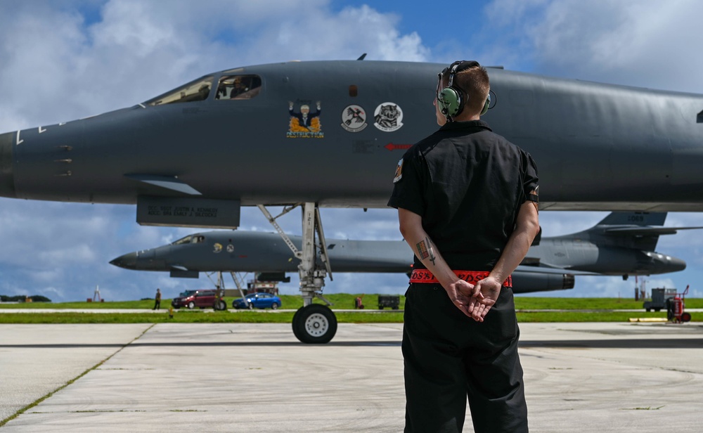 B-1B Lancer conducts hot pit refuel in Misawa