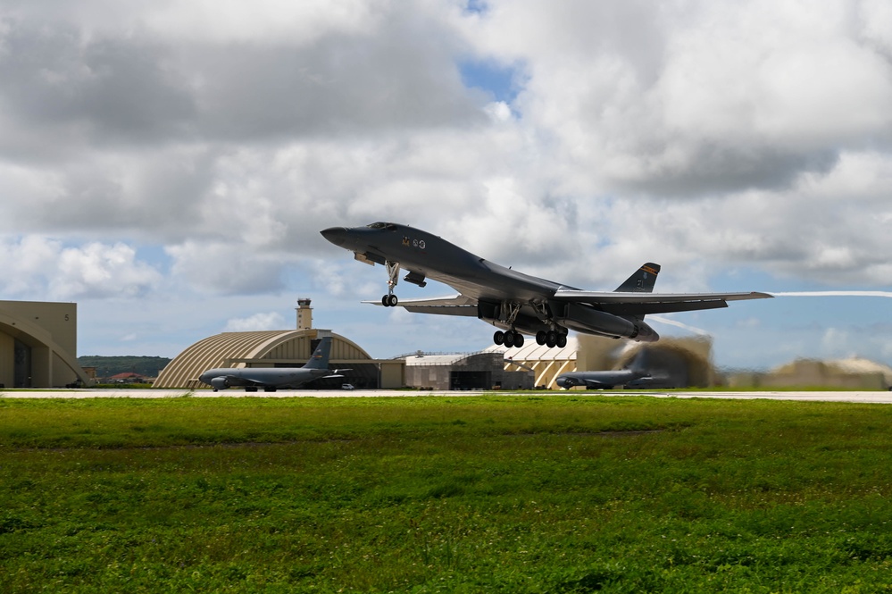 B-1B Lancer conducts hot pit refuel in Misawa