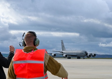 KC-135 hot-pit refuel