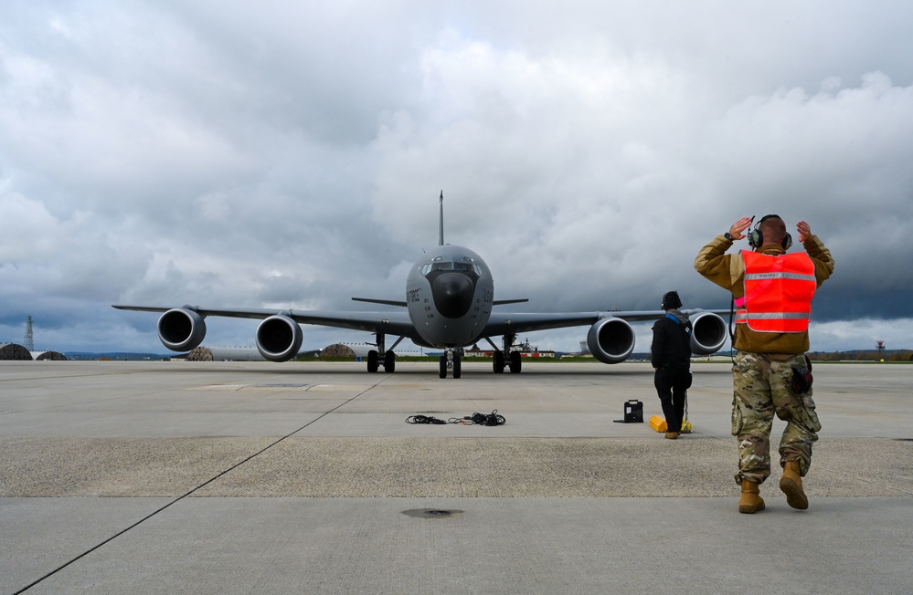 KC-135 hot-pit refuel