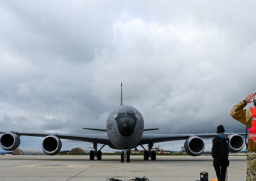 KC-135 hot-pit refuel
