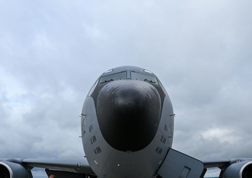 KC-135 hot-pit refuel