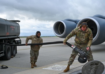 KC-135 hot-pit refuel
