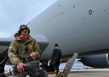 KC-135 hot-pit refuel
