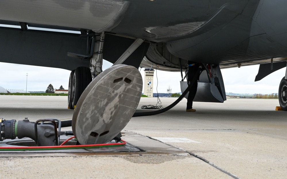 KC-135 hot-pit refuel