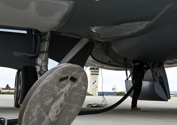 KC-135 hot-pit refuel