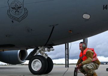 KC-135 hot-pit refuel