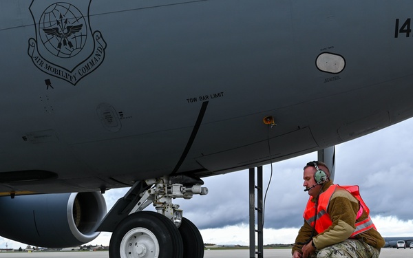 KC-135 hot-pit refuel