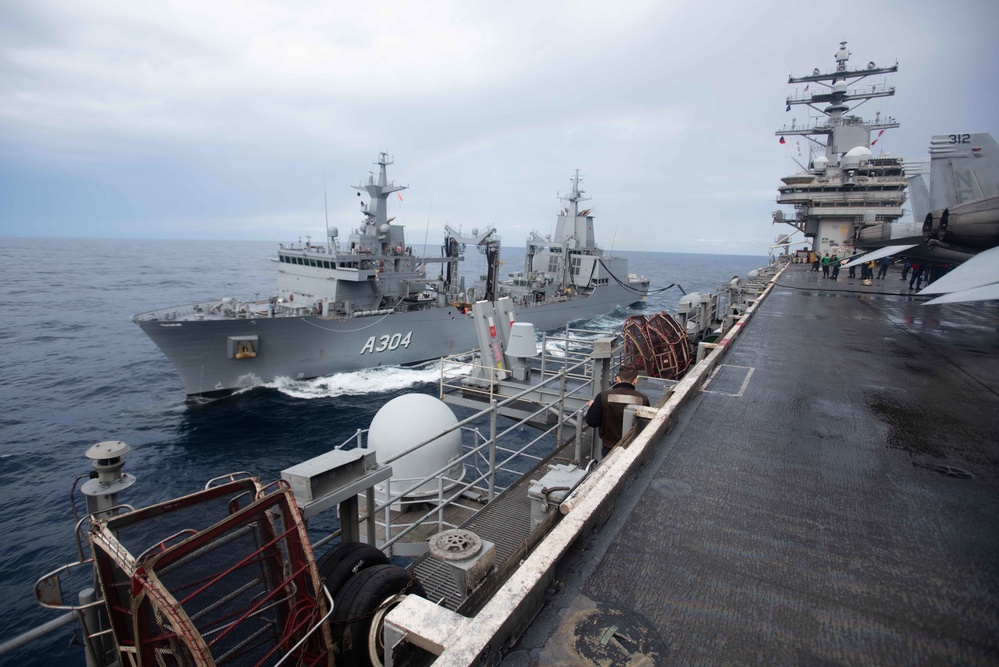 USS Ronald Reagan (CVN 76) conducts replenishment at sea with HMAS Stalwart (A304)