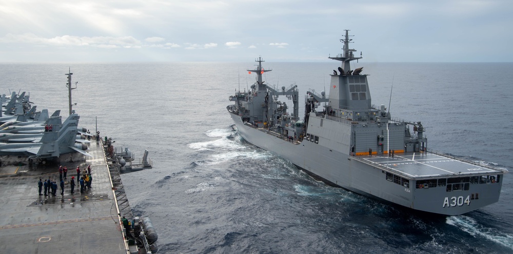 USS Ronald Reagan (CVN 76) conducts replenishment at sea with HMAS Stalwart (A304)