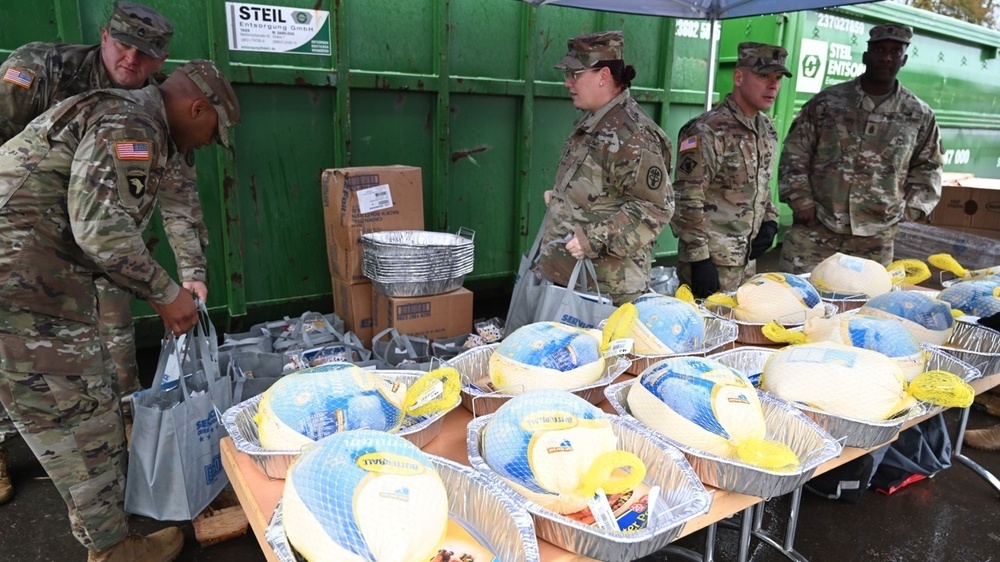 DVIDS Images USO, NCOs hands out more than 400 Thanksgiving meal