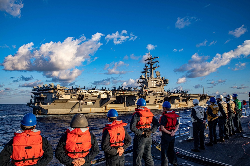 USS CHANCELLORSVILLE CONDUCTS RAS WITH USS RONALD REAGAN