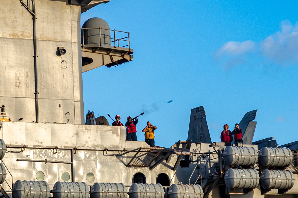 USS CHANCELLORSVILLE CONDUCTS RAS WITH USS RONALD REAGAN