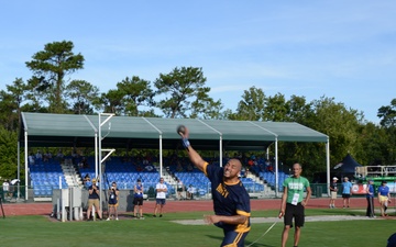 YN2 (Ret.) Aaron Gomez throws a shot in field at the 2022 Warrior Games