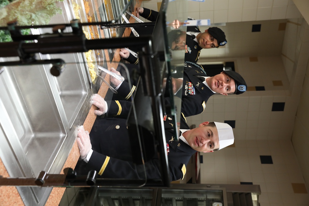 Leaders serve Thanksgiving meals on Fort Bliss