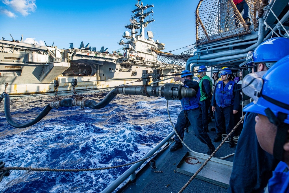 USS CHANCELLORSVILLE CONDUCTS RAS WITH USS RONALD REAGAN