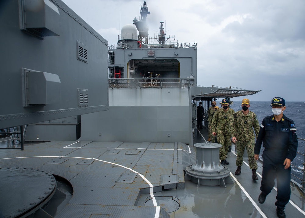 Commander, Task Force 70 visits JS Setogiri DD-156