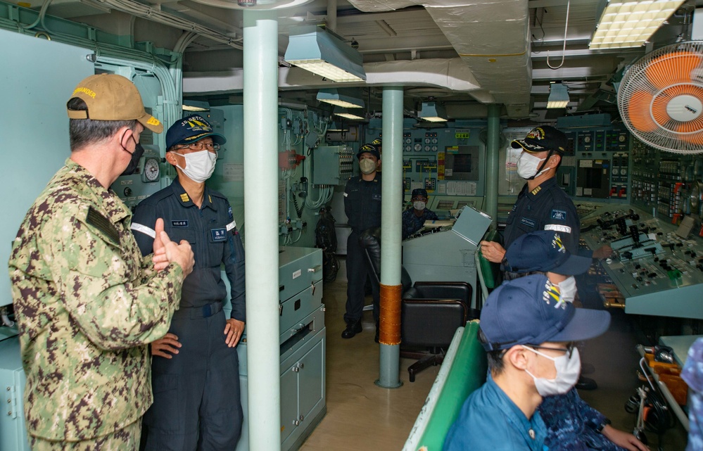 Commander, Task Force 70 visits JS Setogiri DD-156