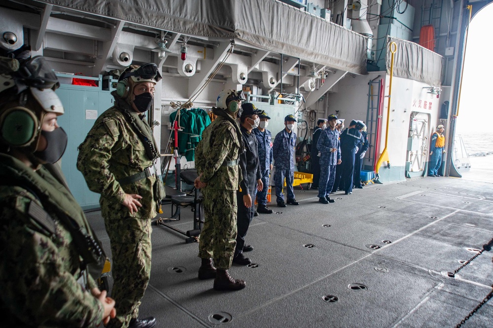 Commander, Task Force 70 visits JS Setogiri DD-156