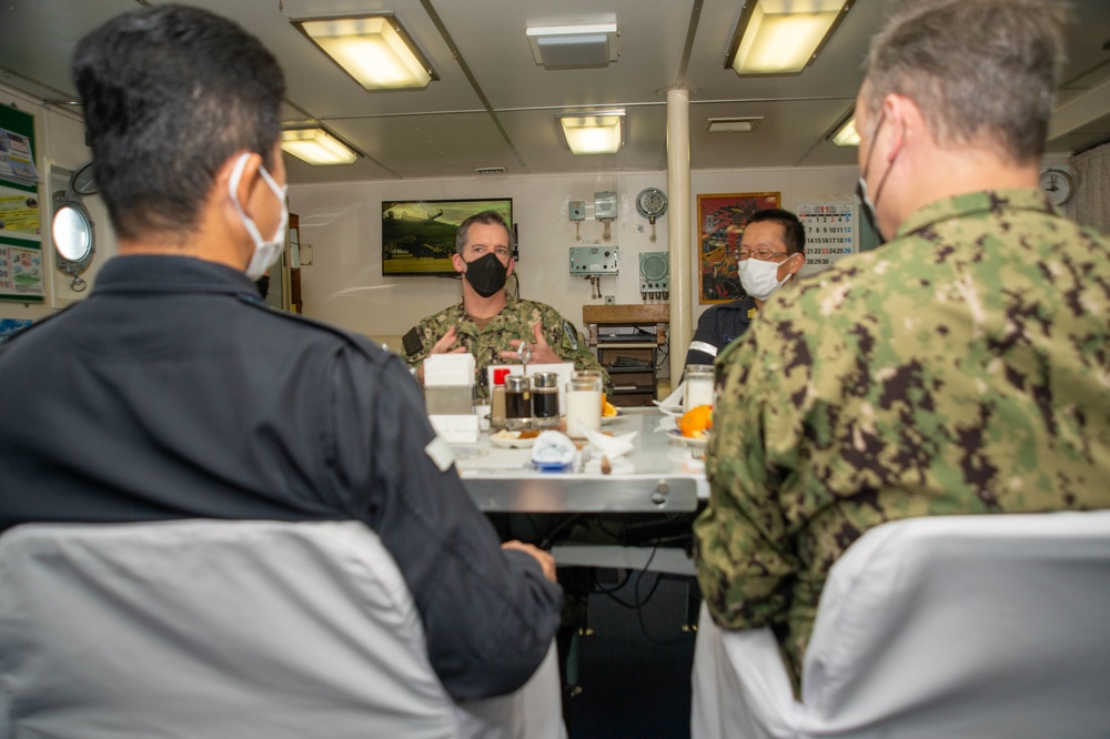 Commander, Task Force 70 visits JS Setogiri DD-156