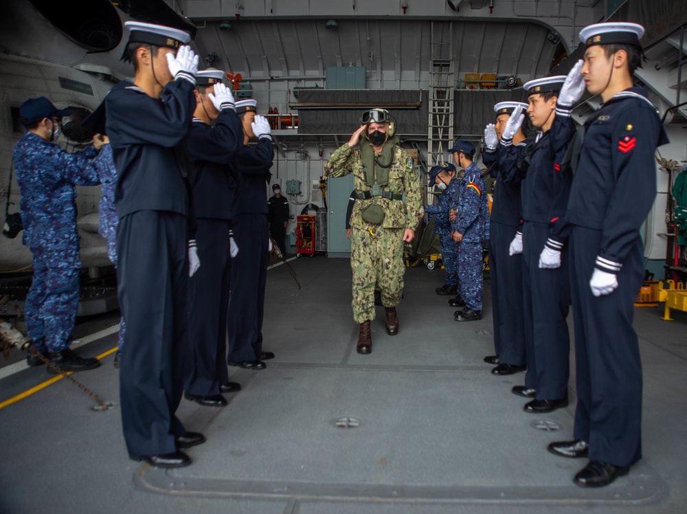 Commander, Task Force 70 visits JS Setogiri DD-156