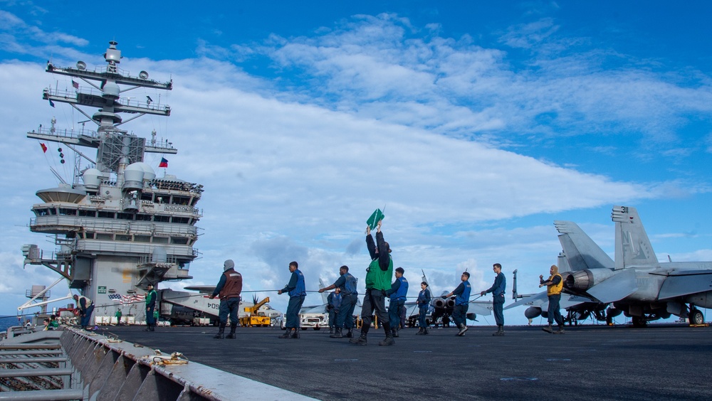 USS Ronald Reagan (CVN 76) conducts fueling-at-sea with USNS Rappahannock (T-AO 204)