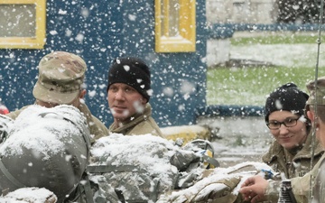 Soldiers cross the Ohio River during weekend training