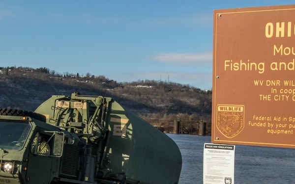 Soldiers cross the Ohio River during weekend training