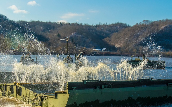 Soldiers cross the Ohio River during weekend training