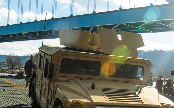 Soldiers cross the Ohio River during weekend training