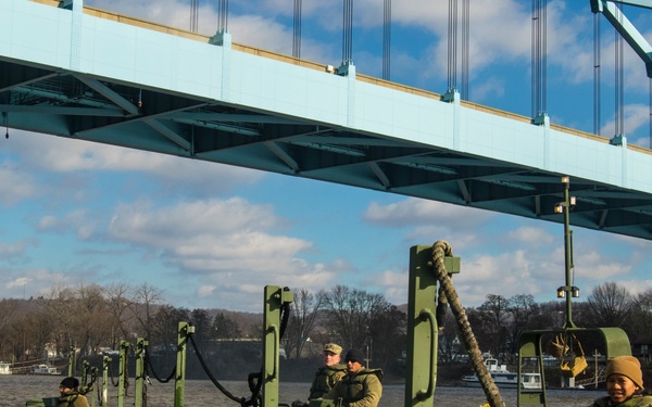 Soldiers cross the Ohio River during weekend training