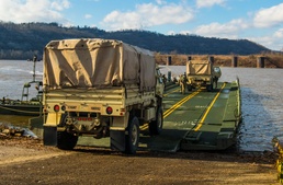 Soldiers cross the Ohio River during weekend training