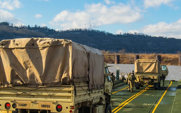 Soldiers cross the Ohio River during weekend training