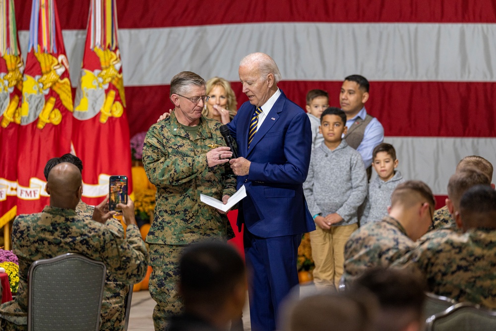 President, First Lady serve service members and families for Friendsgiving