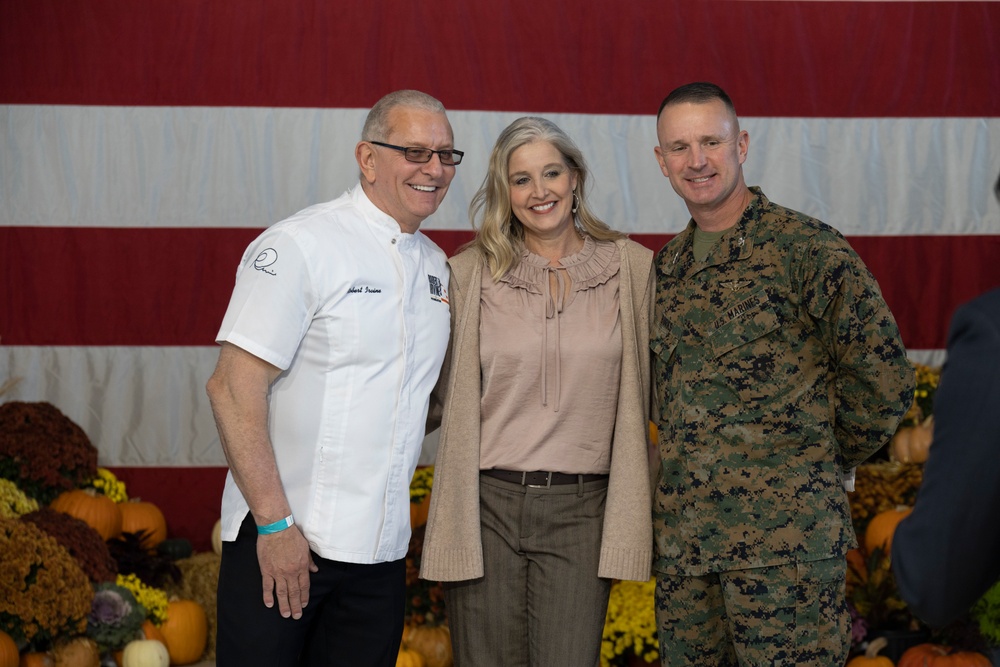 President, First Lady serve service members and families for Friendsgiving