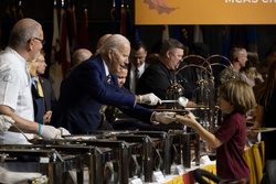 President, First Lady serve service members and families for Friendsgiving [Image 9 of 18]
