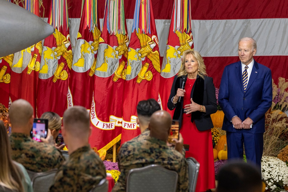 President, First Lady serve service members and families for Friendsgiving