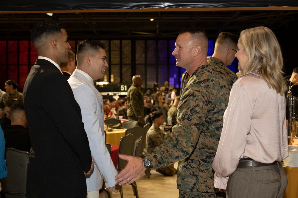 President, First Lady serve service members and families for Friendsgiving